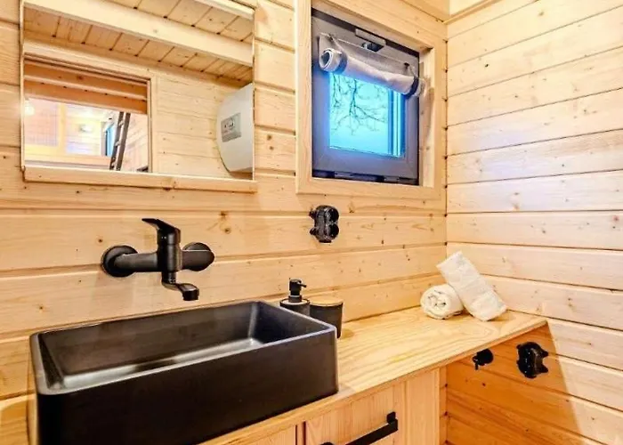 Βίλα малка къщичка бяла черква