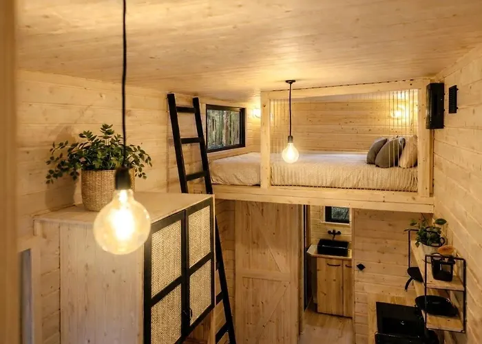 Βίλα малка къщичка бяла черква *